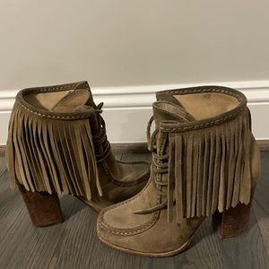 Frye Size 7 Parker Fringe Short Distressed Grey Suede Heeled Moccasin Booties